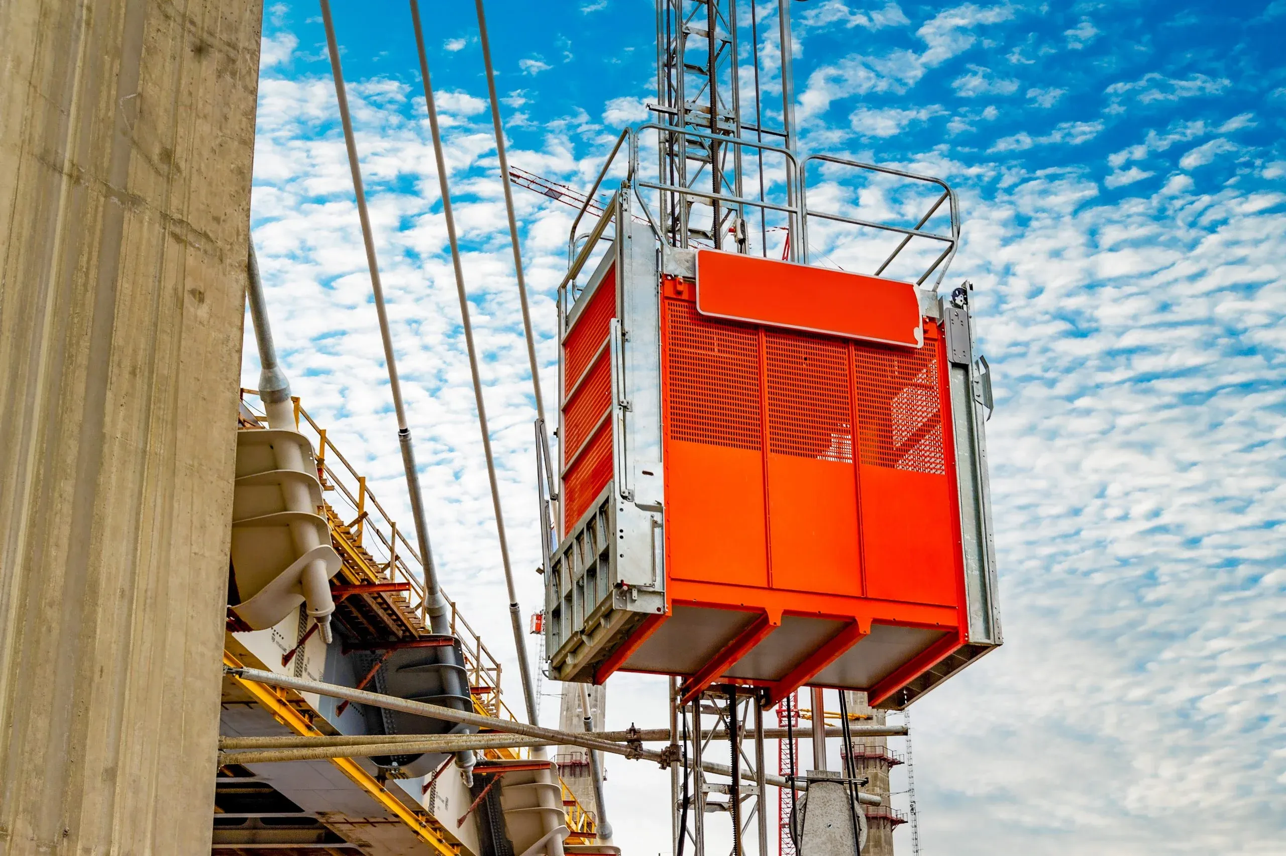 Dicas para quem opera elevadores tracionados à cremalheira